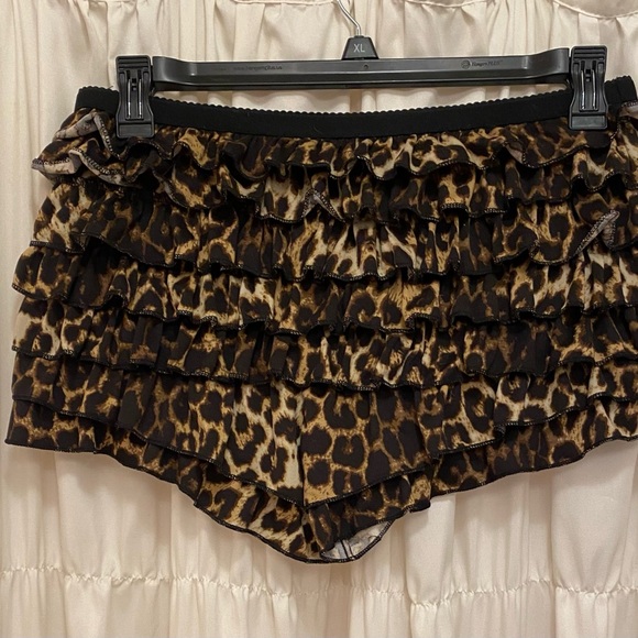 Leopard Print Ruffle Shorts ๐ - Picture 1 of 8